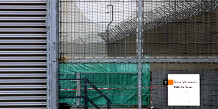 Foto van cellencomplex Schiphol uitzetcentrum | Archief EHF