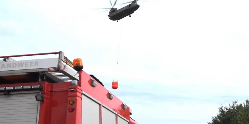 Brandweer krijgt hulp van defensiehelikopter bij blussen brand afvalverwerker