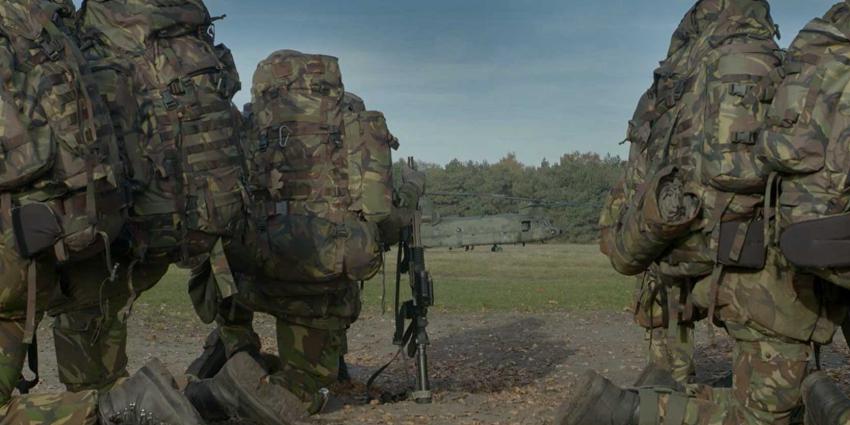 chinook-militairen-rode-baretten