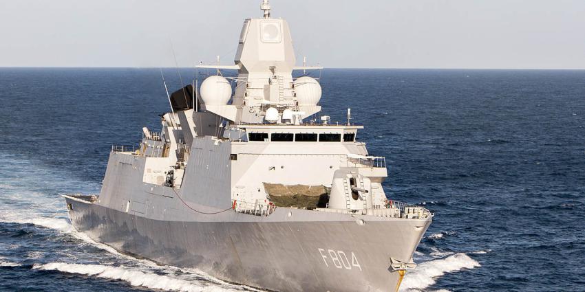 Stafschip De Ruyter bestrijdt mensensmokkel voor NAVO