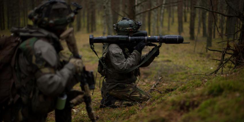 Militairen met een panzerfaust.