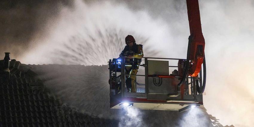 dak-brand-hoogwerker-blussen