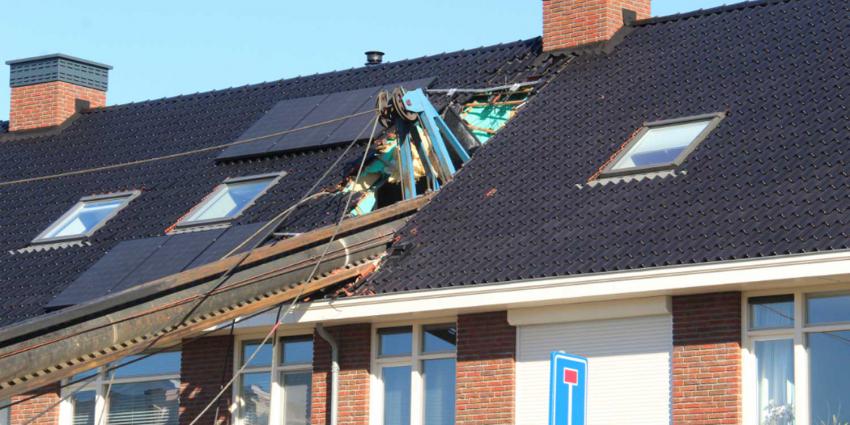 Heistelling dwars door dak van woning gevallen in Vlaardingen