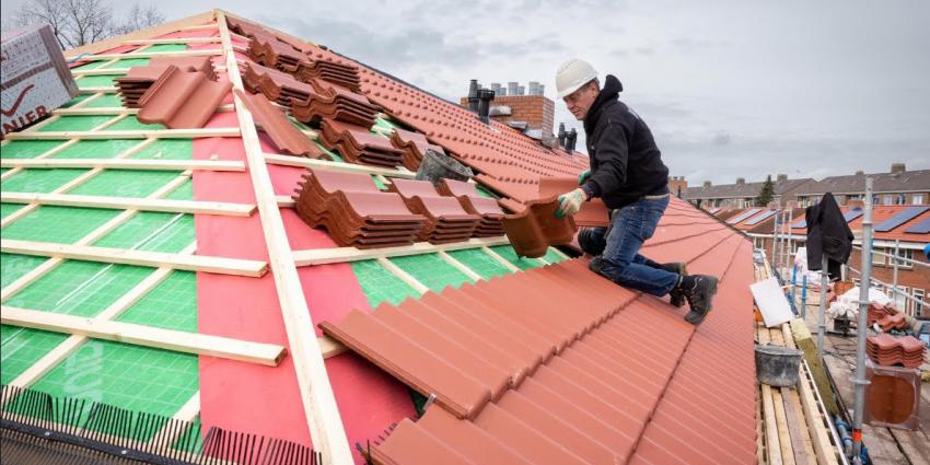 Bouwvakker legt nieuwe dakpannen