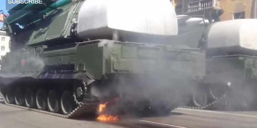 Tank met een BUK-instalatie vat vlam tijdens militaire parade in Moskou