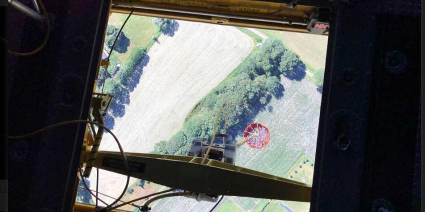 Blushelikopters defensie helpen blussen bij grote brand afval Hengelo