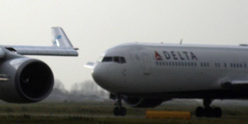 Drie mensen gewond nadat passagier probeert cockpit binnen te dringen