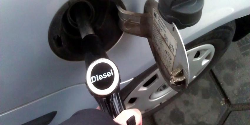 Foto van tanken diesel in auto | Archief EHF