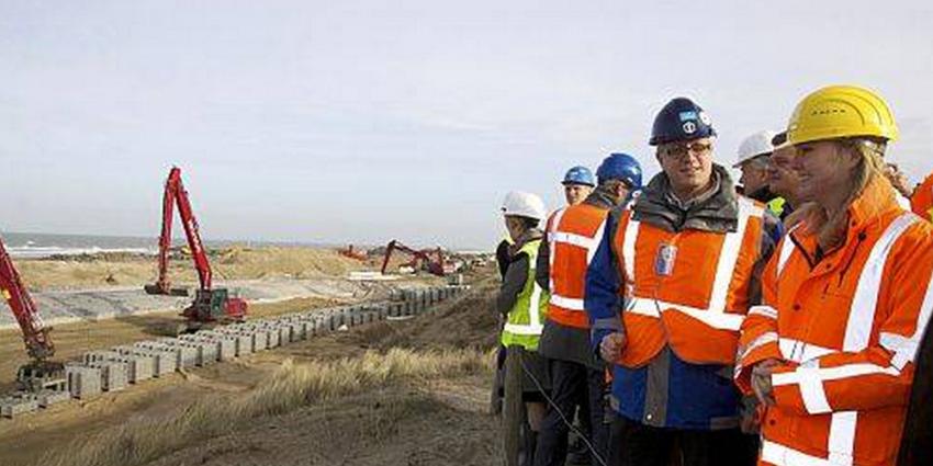Foto van de aanleg van de zeedijk en parkeergarage | Min. van Infrastructuur en Milieu