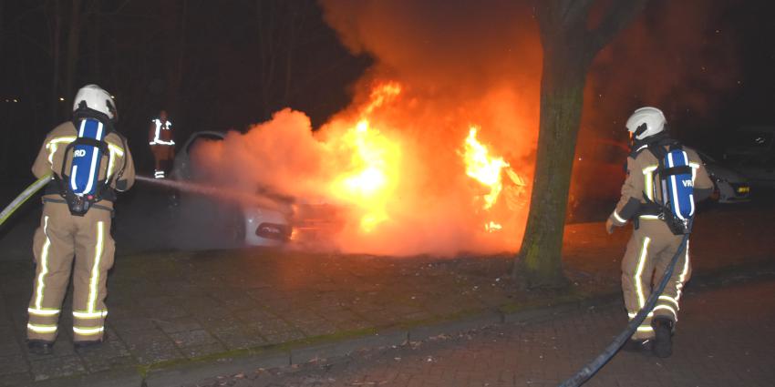 Brandweer blust autobrand