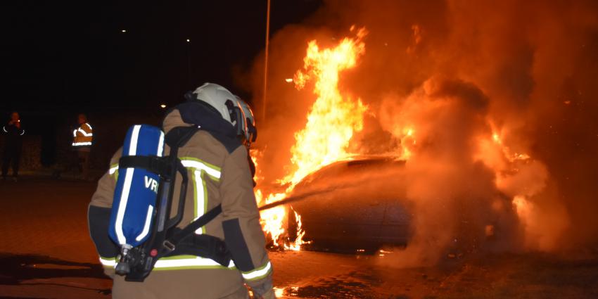 Auto volledig in brand