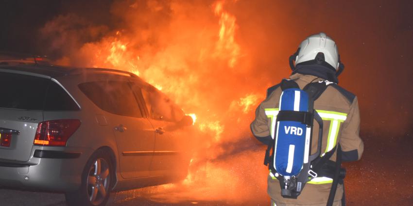 Brandweer blust autobrand