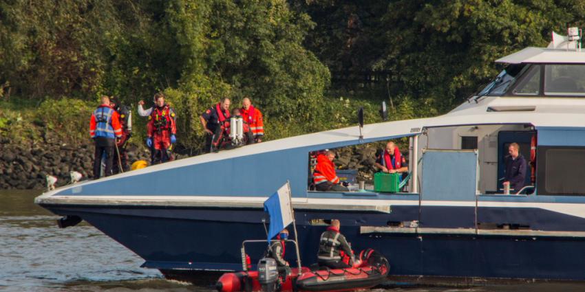 Foto van duikers brandweer op boot | Flashphoto | www.flashphoto.nl