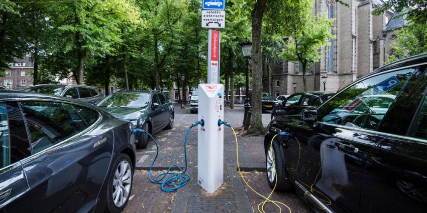 Elektrische auto's die aan het opladen zijn 