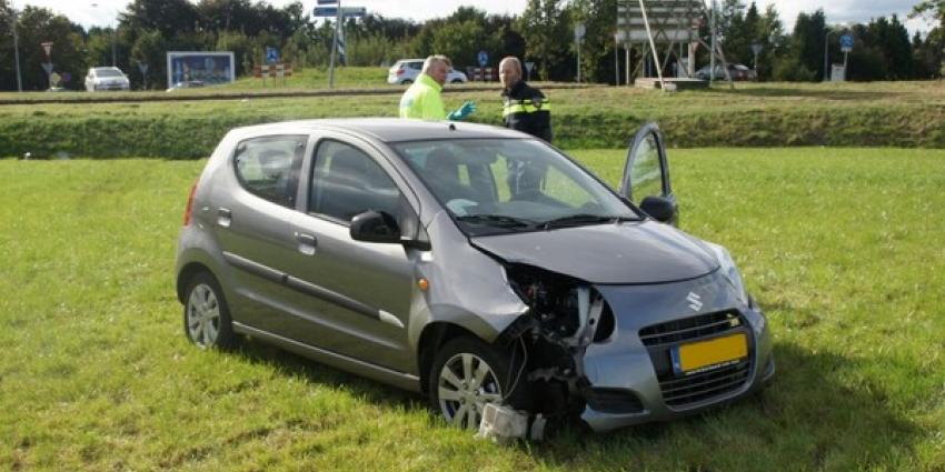 Vrouwen vliegen over rotonde in Emmen