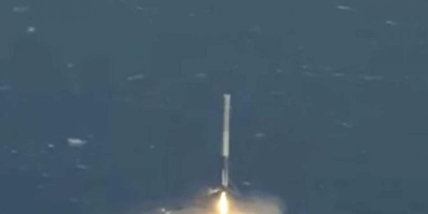 Falcon 9 raket weet succesvol op drijvend platform in zee te landen