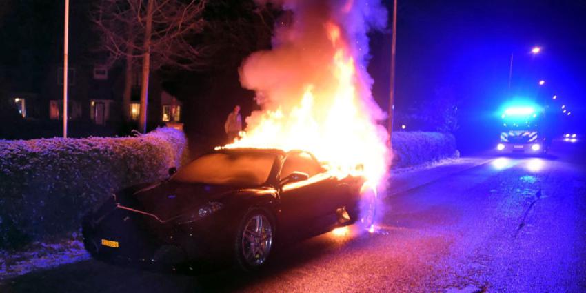 Gloednieuwe Ferrari in vlammen op in Den Dolder