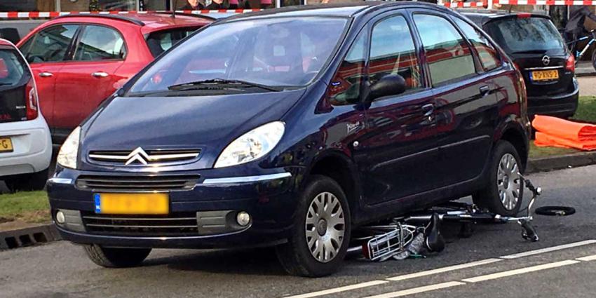 'Fietsster 20 meter meegesleurd onder auto in Barendrecht'