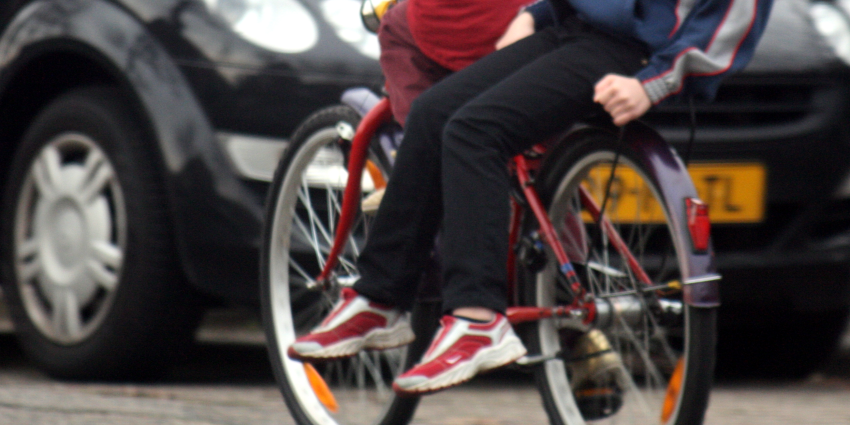Foto van kinderen op fiets