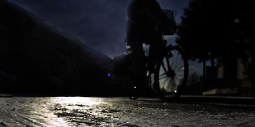 Foto van vrouw op fiets in donker | Archief EHF