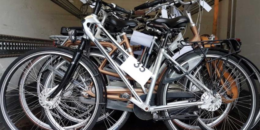 Politie Amsterdam : van wie is 1 van deze 58 fietsen?