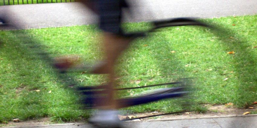 Haren van meisje afgeknipt door fietsende harenknipper