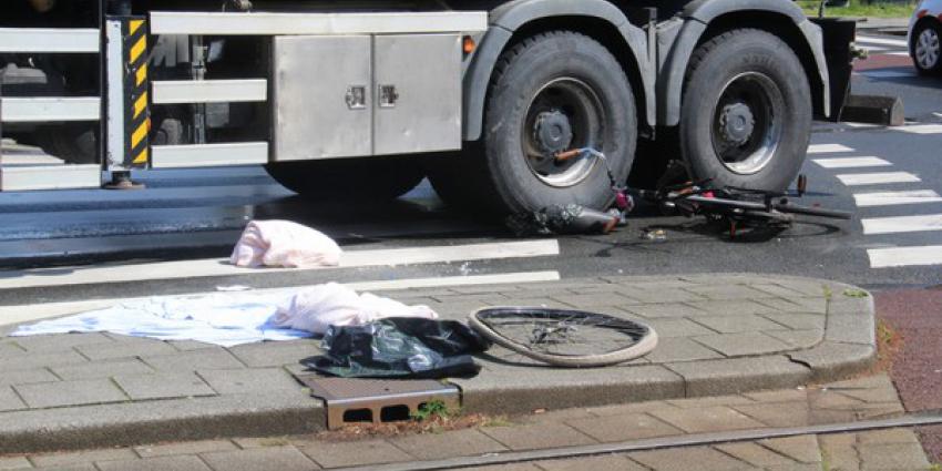 fietsster, zwaargewond, aanrijding, vrachtwagen