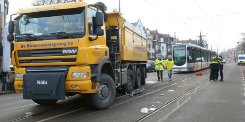 Fietsster onder vrachtwagen na aanrijding