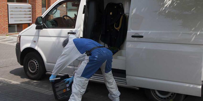 Foto van forensisch onderzoek bij flat slachtoffer | Sander van Gils | www.persburosandervangils.nl