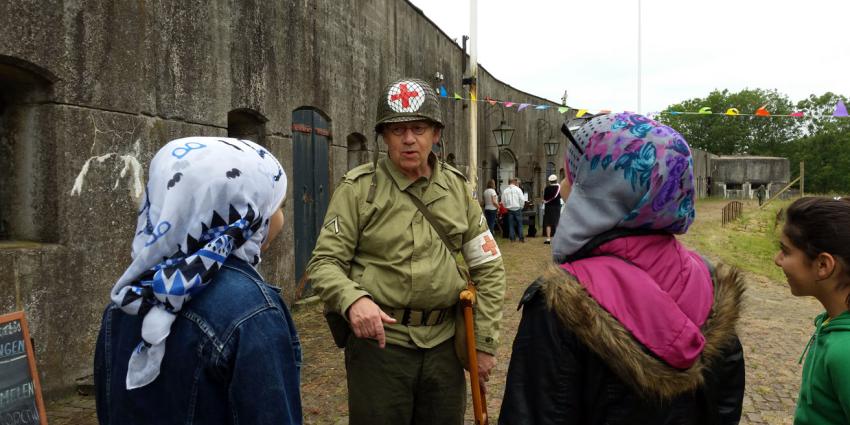 Syrische vluchtelingen nemen kijkje bij bevrijdingsbunker Uithoorn