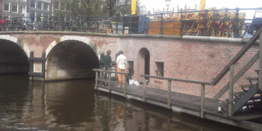 Studenten bezetten Amsterdams monument