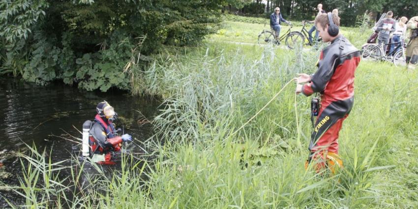 Duikers ingezet voor schoenen aan slootkant