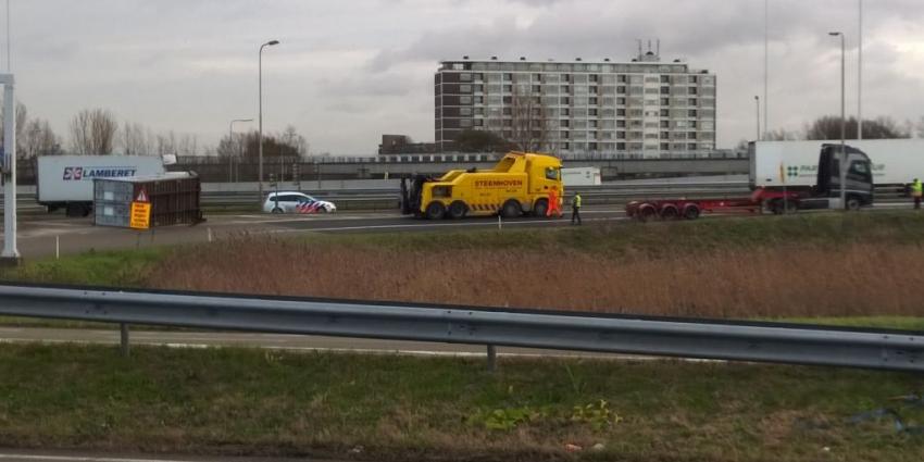 Vrachtwagen verliest container op oprit A4