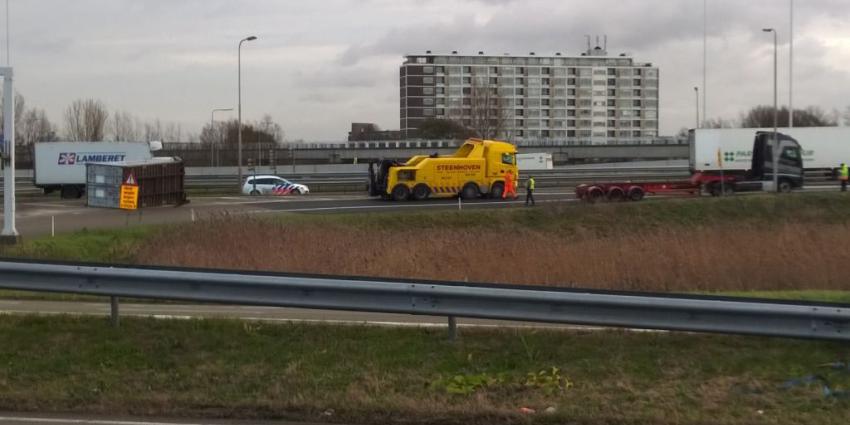 Vrachtwagen verliest container op oprit A4