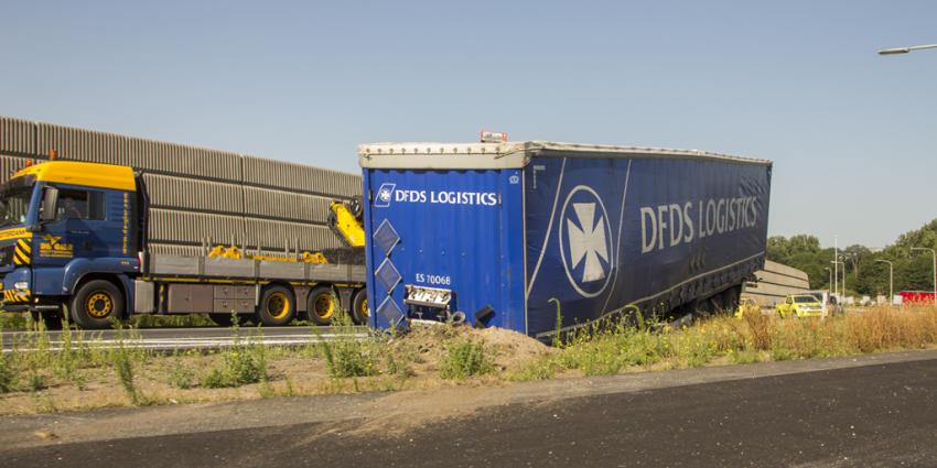 Vrachtwagentrailer schiet los op de A20