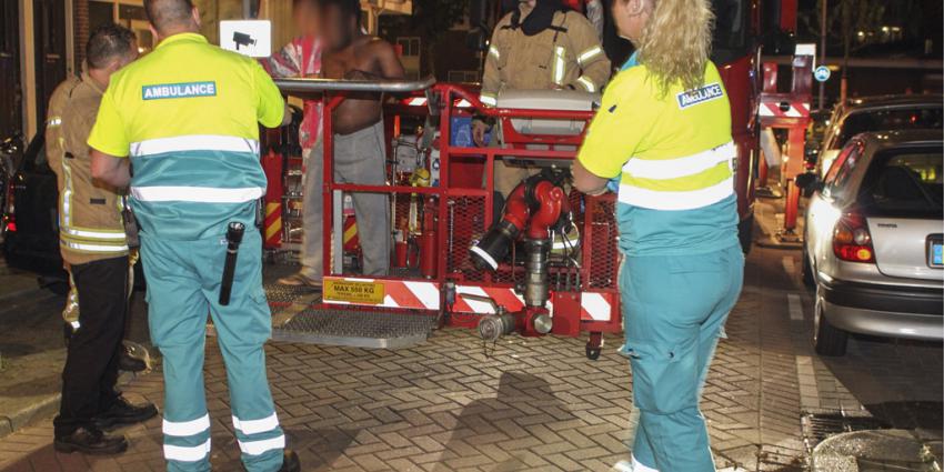 Man en vrouw van balkon gered tijdens brand