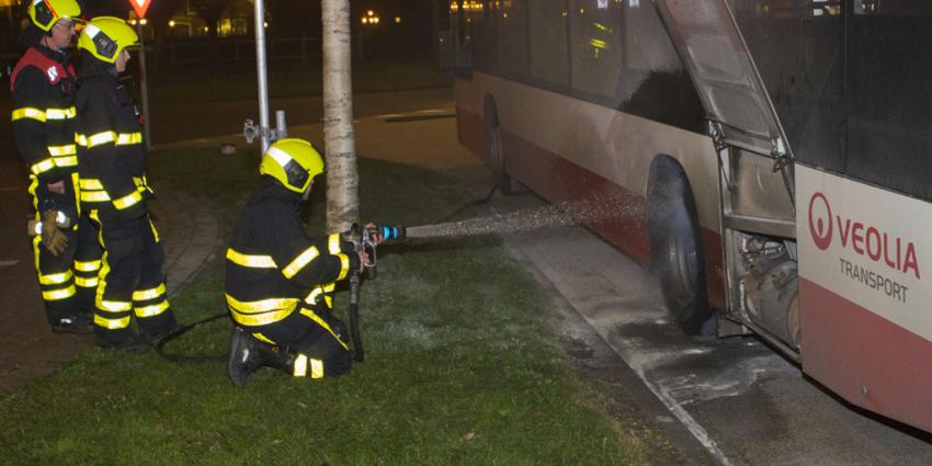 Buschauffeur blust beginnende brand in bus