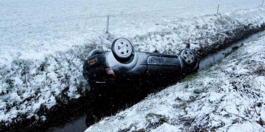 Automobilist slipt en belandt op de kop in de sloot