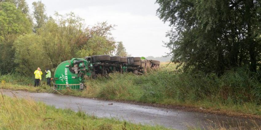 vrachtwagen, kantelen, berm, aanrijding, personenauto