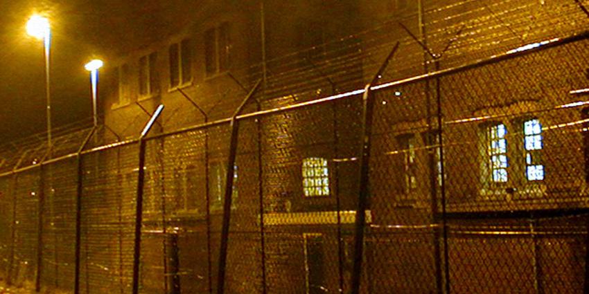 gevangenis-donker-hek-avond