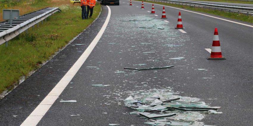 Vrachtwagen met glas gekanteld op N33 bij Rolde