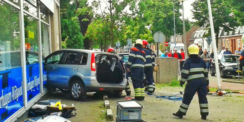 Auto rijdt door glazen pui bij Verhagen Witgoed