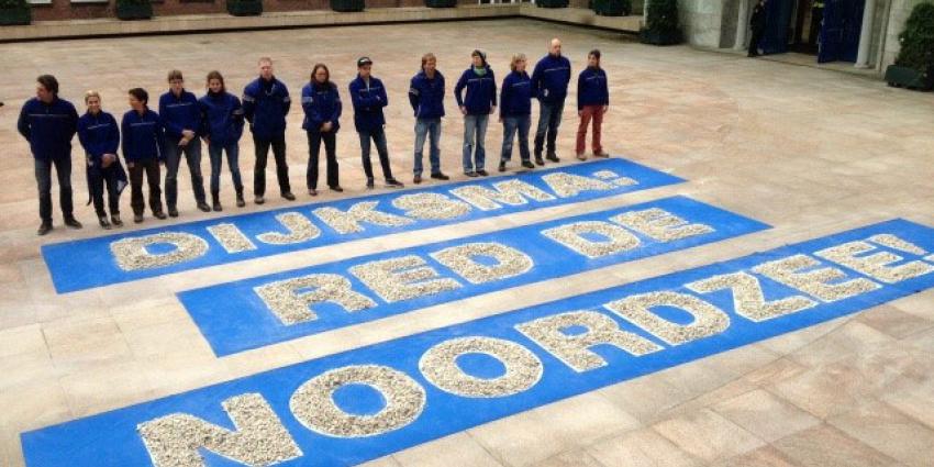 Greenpeace legt 54.780 stenen op stoep Dijksma 