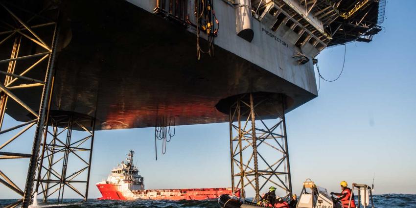 Actievoerders Greenpeace beklimmen gasboorplatform Schiermonnikoog