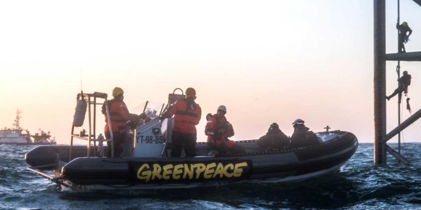 Actievoerders Greenpeace beklimmen gasboorplatform Schiermonnikoog