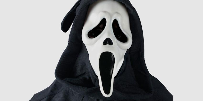 Tieners met maskers op laten mensen schrikken