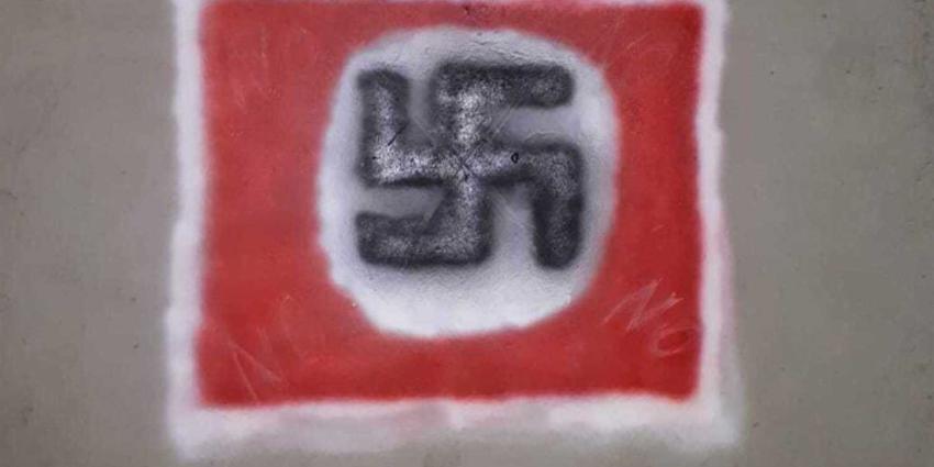 Bunker Willemstad beklad met hakenkruis