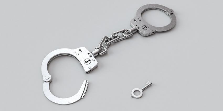 Agent vergeet sleuteltje van handboeien tijdens spreekbeurt