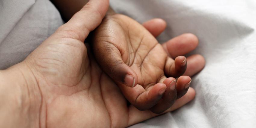 blanke en donkere hand