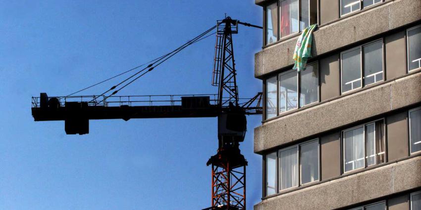 Grote bouwkraan op gymzaal school in Kortrijk gevallen